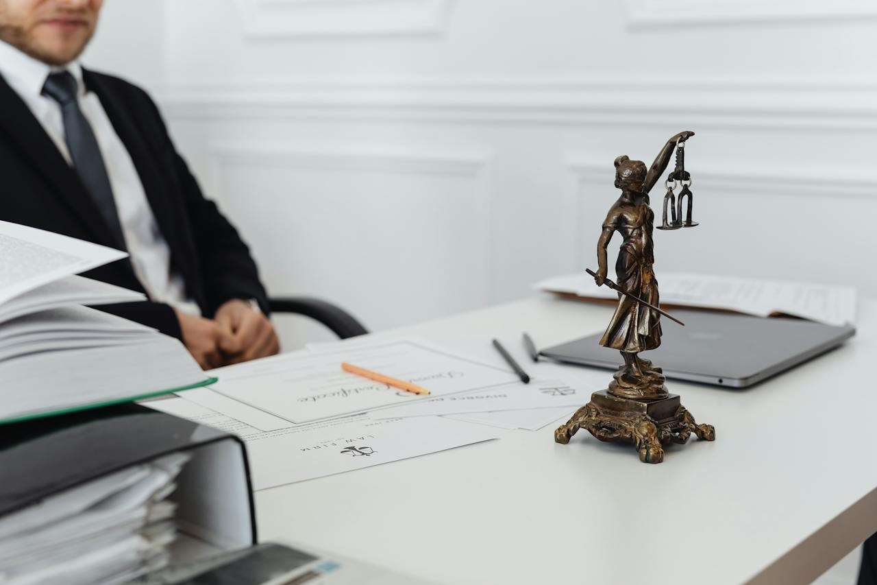 أهمية العمل مع خبير قانوني في مجال التداول عبر الإنترنت